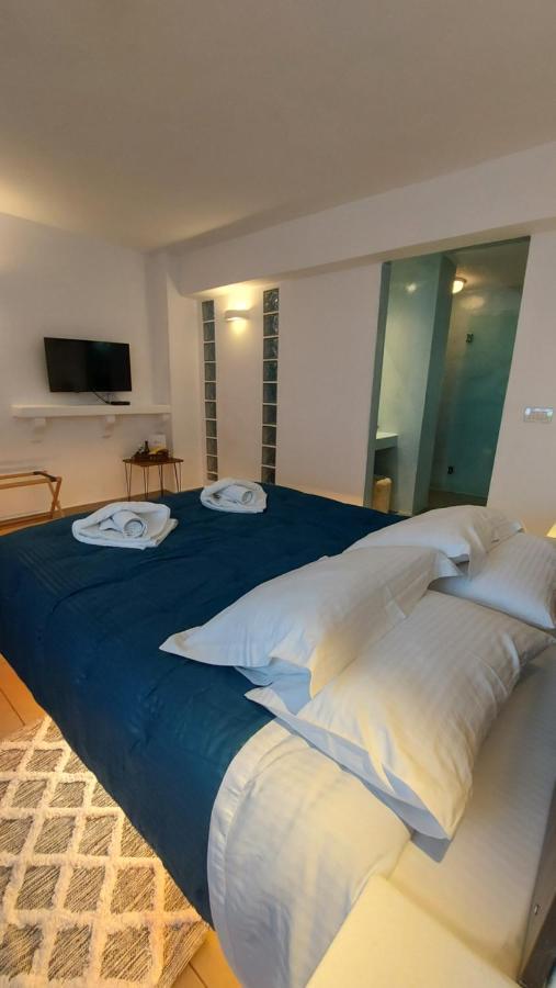Ambience Suites Fira  Exterior photo