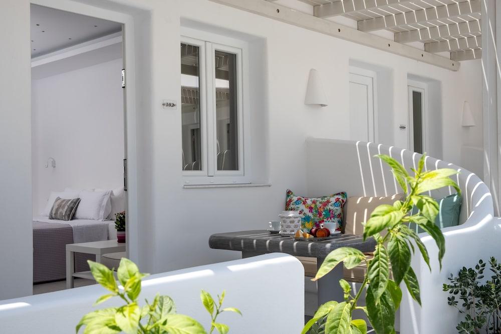 Ambience Suites Fira  Exterior photo